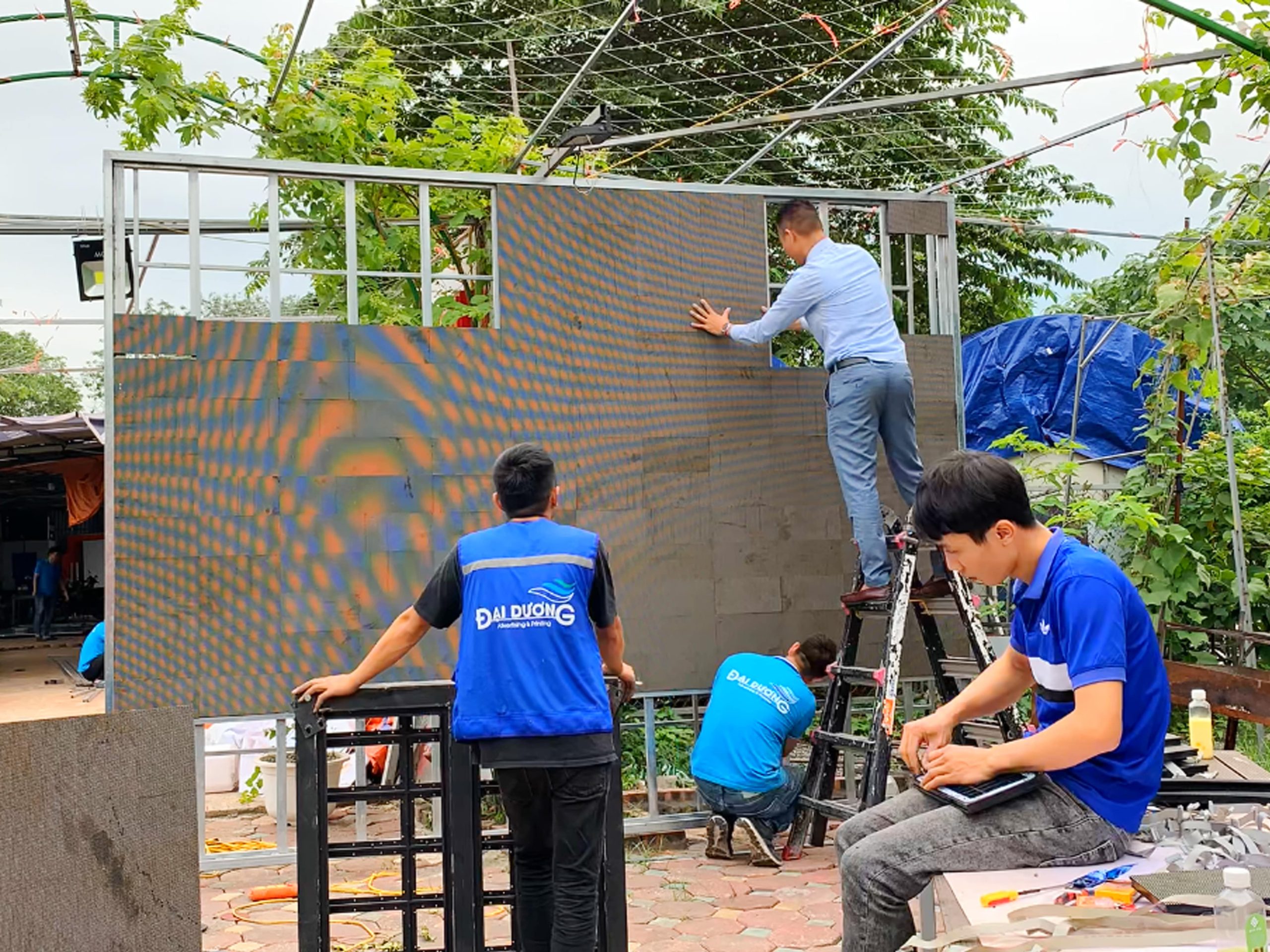 Lắp đặt màn LED
