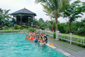 Bể bơi theo tiêu chuẩn với độ sâu từ 0.9m đến 1.7m