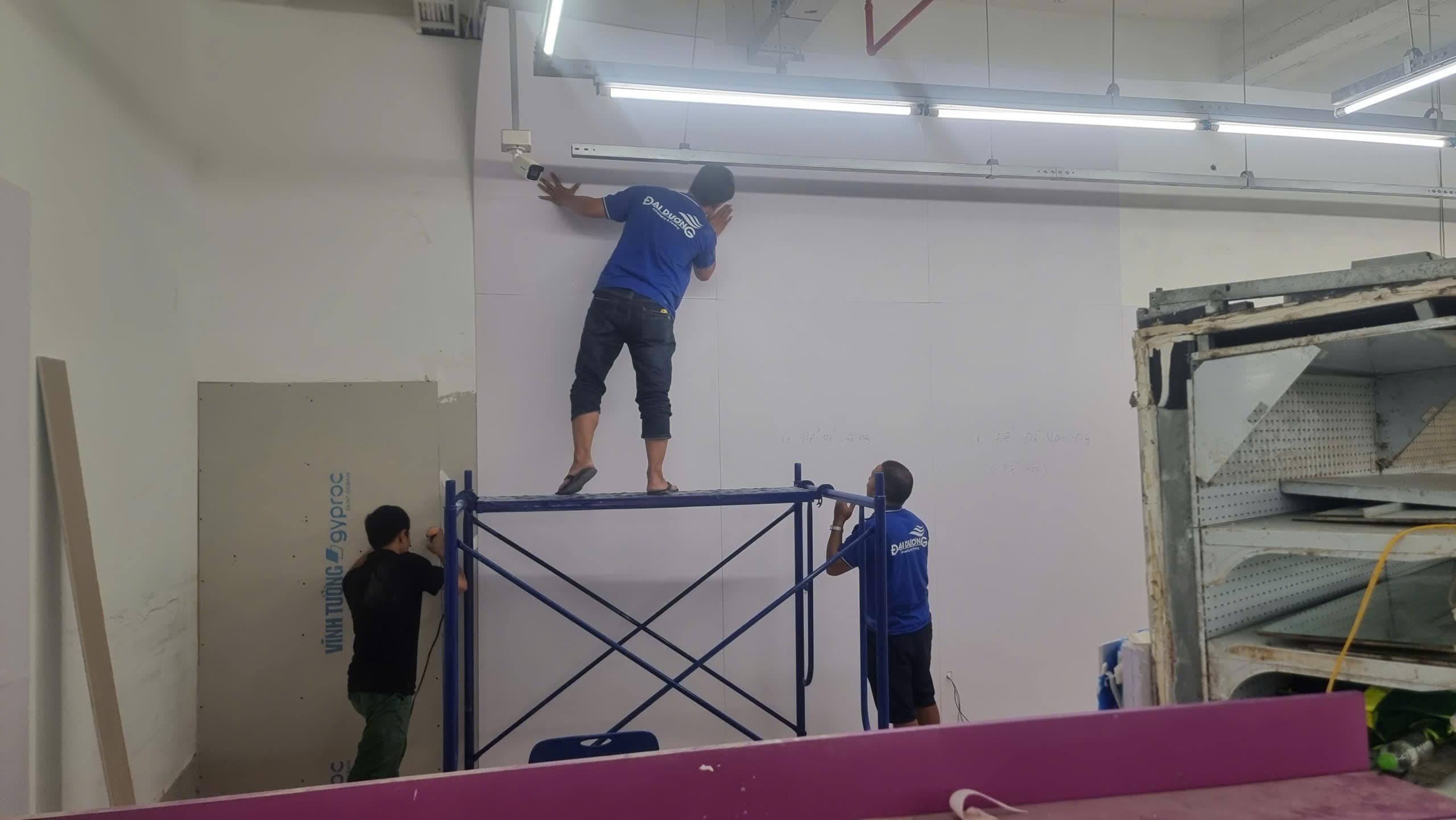 Thi công ốp fomex tường trước khi bồi decal